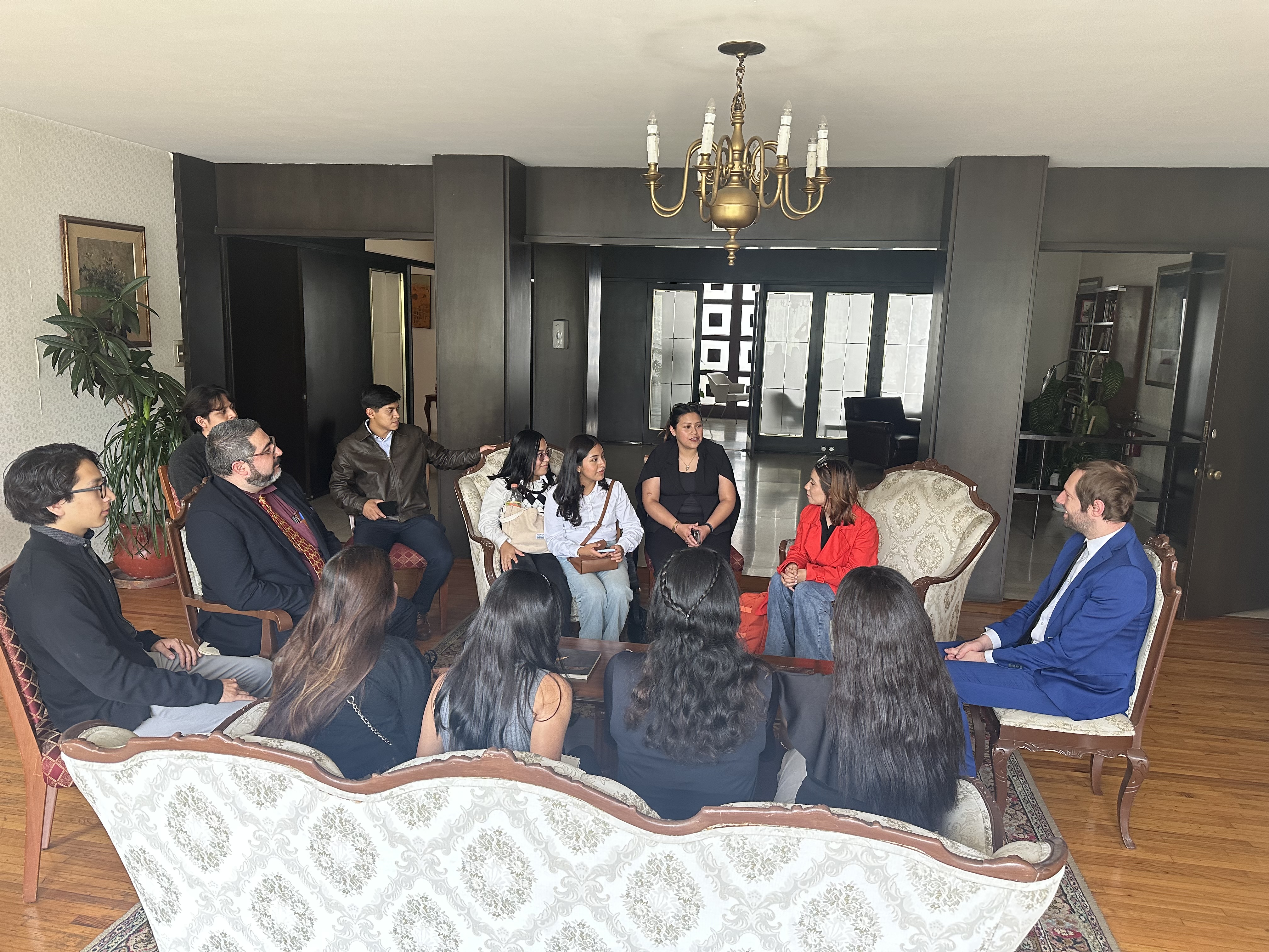 Олар жас ананы коляскамен силайды Жақсы күтімді анасымен порно